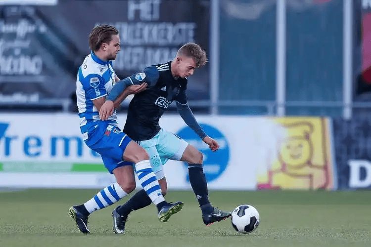 荷甲赛后再迎强敌，孟菲斯灰熊再遭质疑，主帅态度：赛场秩序良好，年轻球员得到机会的简单介绍